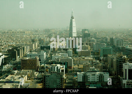 Un panorama de l'Faisaliyah Center Tower dans le centre-ville de Riyad vus de la Kingdom Tower. Banque D'Images