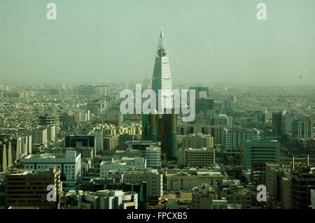 Un panorama de l'Faisaliyah Center Tower dans le centre-ville de Riyad vus de la Kingdom Tower. Banque D'Images