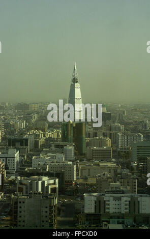 Un panorama de l'Faisaliyah Center Tower dans le centre-ville de Riyad vus de la Kingdom Tower. Banque D'Images