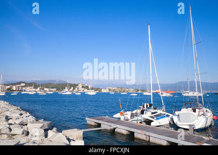 Sailing yachts amarrés dans le port d'Ajaccio, Corse, la capitale de la Corse, île française de la Mer Méditerranée Banque D'Images