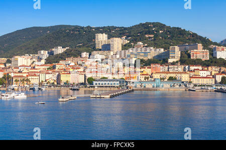 Port d'Ajaccio, Corse, la capitale de la Corse, île française de la mer Méditerranée. Matin d'été cityscape Banque D'Images