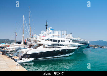 Plaisir de luxe yachts amarrés dans le port d'Ajaccio, Corse, la capitale de la Corse, île française de la Mer Méditerranée Banque D'Images