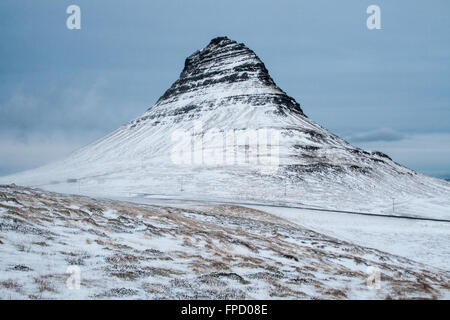 Kirkjufell mountain de Kirkjufellsfoss cascade, Péninsule de Snæfellsnes, l'Islande en hiver Banque D'Images