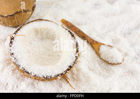 Moitié noix de coco fraîche et la noix de coco en poudre sur la table Banque D'Images