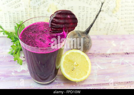 Le jus de betterave dans un verre décoré avec des betteraves fraîches Banque D'Images