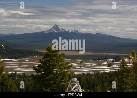 Vue du Mt. Thielsen de Crater Lake, Oregon, USA, des montagnes au loin, conique, sommet de Mt. Thielsen Banque D'Images