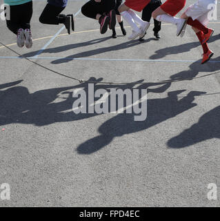 Les élèves sauts pendant les périodes de jeu au Red Hall Junior School à Darlington, comté de Durham, Royaume-Uni. Banque D'Images