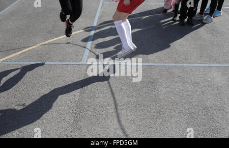 Les élèves sauts pendant les périodes de jeu au Red Hall Junior School à Darlington, comté de Durham, Royaume-Uni. Banque D'Images