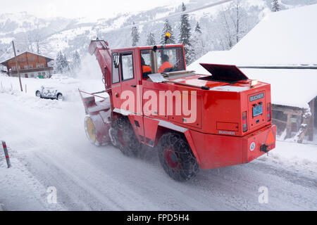 Chasse-neige : Une machine de déneigement en service sur une route à Lenk, Suisse, Europe Banque D'Images