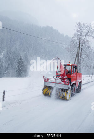 Un déneigement ou un chasse-neige sur une route à Lenk, Alpes suisses, Suisse, Europe Banque D'Images