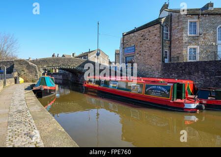 Des bateaux sur le canal Leeds-Liverpool canal à Skipton dans West Yorkshire Banque D'Images