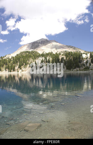 Lake Helen, Lassen Volcanic National Park, California, USA, un lac glaciaire ci-dessous pointe Lassen dans Shasta Cascade région Banque D'Images