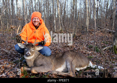 Hunter avec un trophée whitetail buck il a récolté au cours de la chasse au chevreuil Banque D'Images