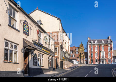 Jusqu'à la rue Clwyd passé la tête de sanglier, pub à la place St. Perer dans le centre de Ruthin, Denbighshire, Nord du Pays de Galles,. Banque D'Images