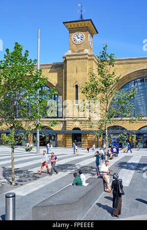 Une partie de l'hôtel récemment rénové façade de la Victorian station Kings Cross et tour de l'horloge avec new plaza & paving Camden London England UK Banque D'Images