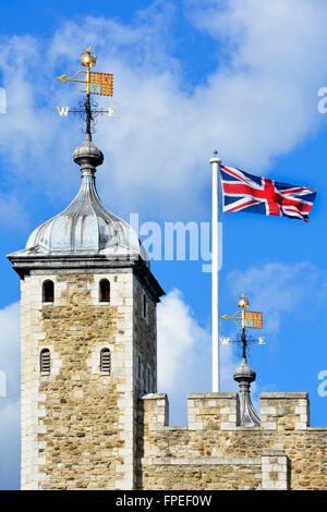 Drapeau de l'Union et les girouettes sur la Tour Blanche historique dans la Tour de Londres Tower Hamlets England UK Banque D'Images