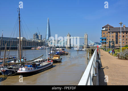 Une partie de l'Ermitage Ermitage Riverside Gardens & Moorings à marée basse sur la Tamise avec bloc d'appartement Tower Bridge & Shard building au-delà UK Banque D'Images