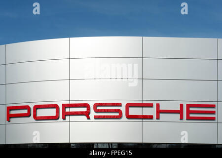 Porsche car dealership showroom signe. UK Banque D'Images