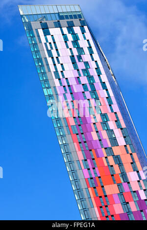 Panneaux de revêtement coloré des tours d'appartements par Berkeley Homes vue bloc gratte-ciel du sud de Londres Croydon UK Angleterre against a blue sky Banque D'Images