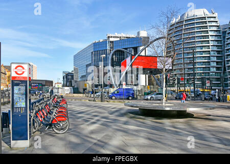 Rond-point de la vieille rue jonction de la vieille rue et de la route de la ville les zones adjacentes appelées Silicon Roundabout ou Tech City Santander location de vélos quai Royaume-Uni Banque D'Images