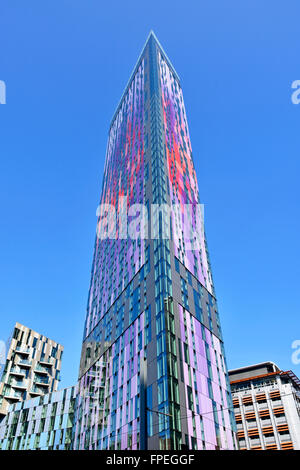 Panneaux de revêtement coloré des tours d'appartements par Berkeley Homes vue bloc gratte-ciel du sud de Londres Croydon UK Angleterre against a blue sky Banque D'Images