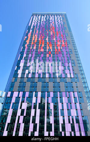 Panneaux de revêtement colorés appartements en hauteur par Berkeley Homes repère gratte-ciel bloc contre un ciel bleu Croydon sud de Londres Angleterre Royaume-Uni Banque D'Images