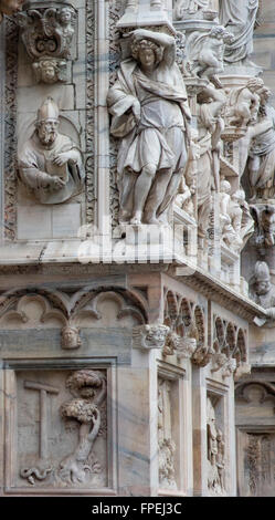 Détails de la façade en marbre décoré à la cathédrale de Milan Banque D'Images