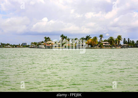 Maisons sur le bord de la baie de Naples en Floride Banque D'Images