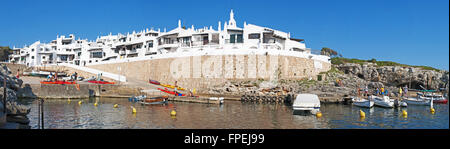 Minorque, Iles Baléares, Espagne, Europe : vue panoramique de Binibeca Vell, un village de pêche blanche conçu par Antonio Sintes en 1972 Banque D'Images