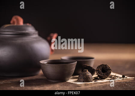 Théière en argile et deux petites tasses plein de fun pour le thé pu-erh Banque D'Images