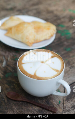 Une tasse de café chaud et Curry Puff Banque D'Images