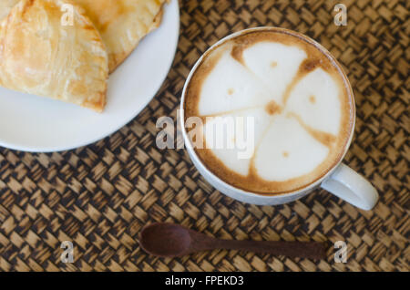 Une tasse de café chaud et Curry Puff Banque D'Images