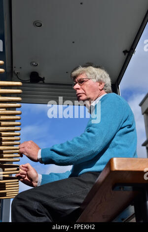 Musicien joue sur mobile carillon de Douai région Nord-Pas de Calais en France, au cours de concerts gratuits sur le Mont des Arts le Sep Banque D'Images