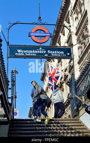 Londres, Angleterre, Royaume-Uni. La sortie de la station de métro Westminster - étapes jusqu'à Whitehall de subway - touristes japonais Banque D'Images