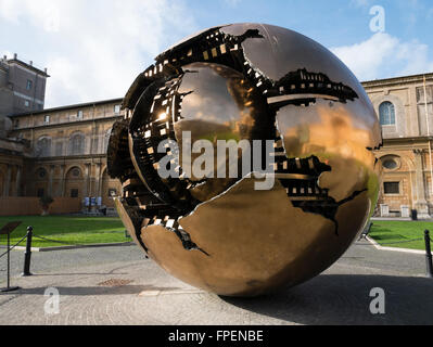 Dans Sphère Sphère (Sfera Sfera con) par Arnaldo Pomodoro, le Musée du Vatican, Rome, Italie. Banque D'Images