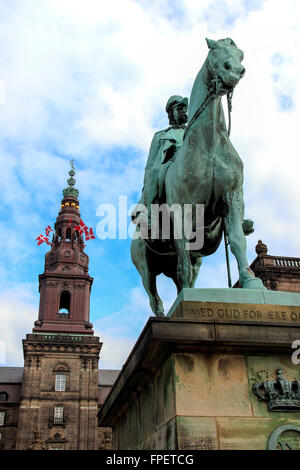 Statue équestre de Christian IX, Christiansborg Palace, Copenhague, Danemark Banque D'Images