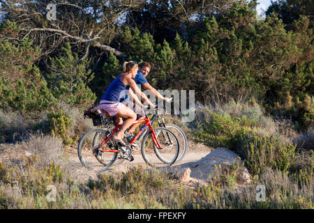 Un couple dans un vélo. Pudent Lake. Formentera. Iles Baléares, Espagne, Europe. Itinéraire cyclable. Banque D'Images