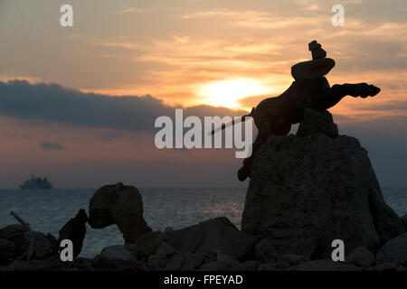 Plage de Ses Illetes, Îles Baléares, Formentera, Espagne. Rétroéclairages dans le coucher du soleil avec des pierres de formes différentes. 'Le déluge' Banque D'Images