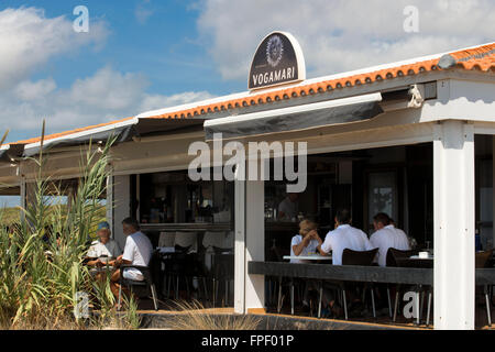 Vogamari Restaurant, plage de Migjorn, Formentera island, Îles Baléares, Espagne. La cuisine méditerranéenne. Banque D'Images