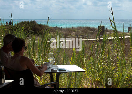 Vogamari Restaurant, plage de Migjorn, Formentera island, Îles Baléares, Espagne. La cuisine méditerranéenne. Banque D'Images