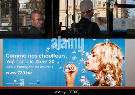 A l'intérieur d'un bus de ville Bruselas, Belgium. C'est un moyen pratique de voyager, surtout à inscrivez-vous des visites de la ville où nous avons Banque D'Images