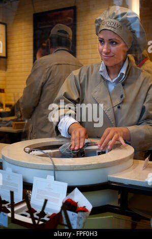 À l'intérieur de la boutique de chocolats Godiva. Bruxelles, Belgique. Femme. Godiva Chocolatier de l'intérieur. Dans ce magasin Godiva, qui était le Banque D'Images