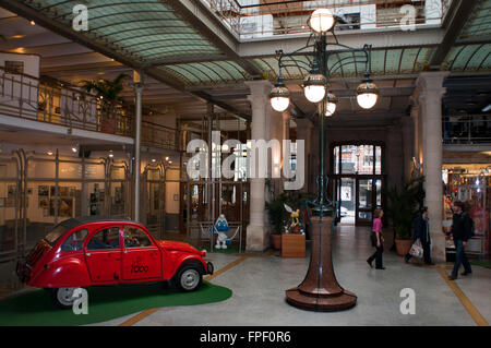 2CV à l'intérieur de Centre Belge de la Bande dessinee - Centre belge de la bande dessinée, Bruxelles, Belgique, Europe cen belge de la bande dessinée Banque D'Images