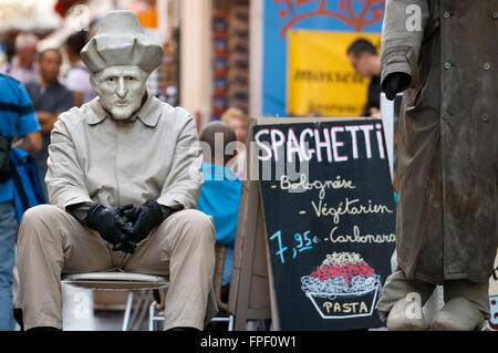 L'homme de la publicité de spaghetti pasta à Rue du Marché aux fromages, Bruxelles, Belgique. Plusieurs restaurants à Rue du Marché aux fromages, Bruxelles, Belgique. Dans le centre de Bruxelles abondent terrasses et restaurants proposant une cuisine traditionnelle de différentes régions du continent. Banque D'Images