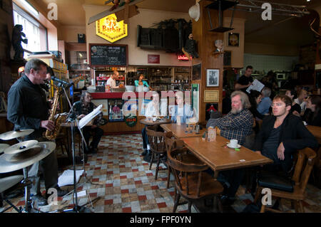 Brasserie de la clef d'or. La place du jeu de balle, Bruxelles, Belgique. Marolles domaine il y a beaucoup de bars où prendre une bière tout en écoutant un concert de musique, tels que la Brasserie de la clef d'or. La place du jeu de balle  <M > Porte de Hal. (Du mardi au dimanche de 5:00 à 17:00). Tél. 02 511 9762. Cette brasserie, situé à côté de la brocante est un bon endroit pour s'arrêter le long de la manière et de la musique live accordéon, aussi longtemps qu'un croque-monsieur au jambon grillé et fromage est savourée. Banque D'Images