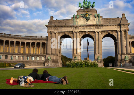 L'Arc de Triomphe dans le Parc Cinquantenaire à Bruxelles, Belgique. L'Arc de Triomphe de la ville de Bruxelles est situé dans le Parc du Cinquantenaire, le plus vaste espace vert de la ville et un favori pour prendre une pause après le travail ou pour les touristes. L'Arc de Triomphe a été construit, et d'abord comme une passerelle vers la ville pour ceux qui arrivent par ce domaine grâce à l'Avenue de Tervuren. Banque D'Images