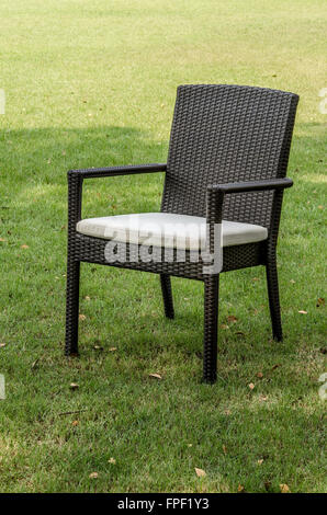 Chaise en rotin marron dans le jardin Banque D'Images