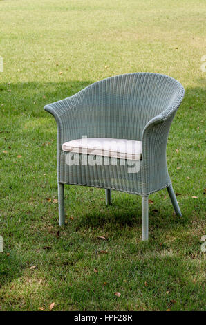Résistant à l'eau gris avec coussin chaise en rotin dans le jardin Banque D'Images