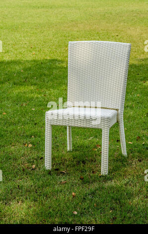 Résistant à l'eau blanc chaise en rotin avec coussin dans le jardin Banque D'Images
