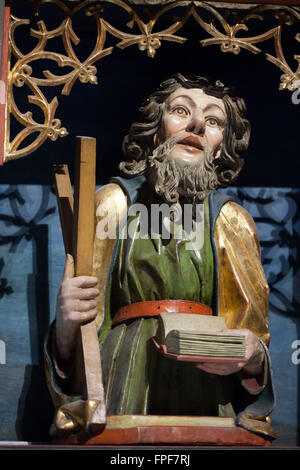 L'Apôtre Saint André. Statue en bois de la seconde partie du 15ème siècle dans la prédelle de l'autel principal dans le Herrgottskirche Église près de Creglingen, Baden-Wurttemberg, Allemagne. Banque D'Images